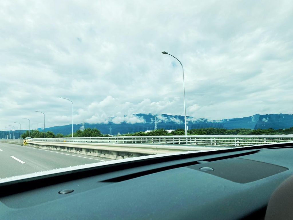 .こんにちはAVANです先日、岐阜県に出張で行ってましてその帰りに山から大量の霧が出てましたそういえば、「霧」は地上付近に細かい水の粒が漂っているもので、本質的には「雲」と同じらしいです視界が1km未満の場合は「霧」で、1km以上のものは「靄(もや)」と呼ぶそうですその他に、日本の歳時記的には「霧」は秋の季語で、春の霧を「霞」、春の夜霧を「朧(おぼろ)」と使い分けているそうですとはいえ岐阜県は自然が多く素敵な所でしたー！